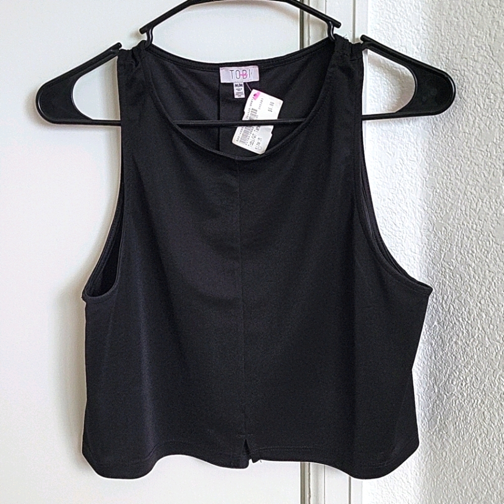 Tobi size M black crop tank